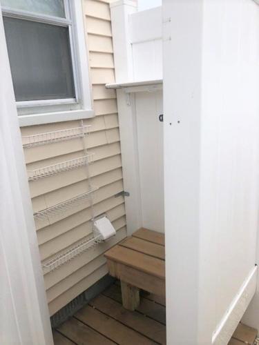 Фотография из галереи Just Moments From The Causeway Bridge This Charming Spacious Five-Bedroom 2 Bath Home Is Located In Ship Bottom On The Island Of Lbi Wifi в городе Ship Bottom