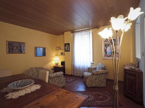 - un salon avec une table et des chaises dans l'établissement Il Gattopardo, à Cividale del Friuli