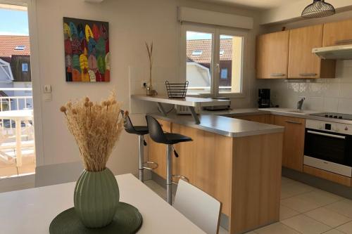Η κουζίνα ή μικρή κουζίνα στο Apartment with bright sunny balcony