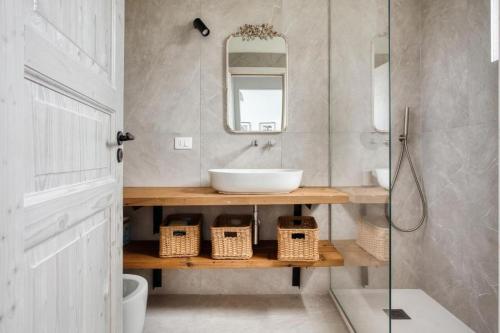 une salle de bain avec un lavabo et un miroir dans l'établissement Castrelli Loft Rho-Fiera Milano, à Rho