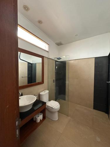 Ένα μπάνιο στο Balcony Living Apartment