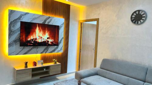 a living room with a couch and a fireplace at Rabat Centre Appartement Confortable en Plein Cœur de la Capitale in Rabat