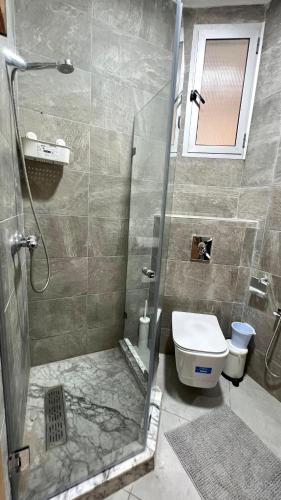 a bathroom with a shower and a toilet at Rabat Centre Appartement Confortable en Plein Cœur de la Capitale in Rabat