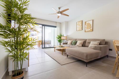 プンタ・カナにあるBrand New 2BR Stylish Apartment in the Heart of Punta Cana, Gardenia Gated Communityのソファとテーブルのあるリビングルーム