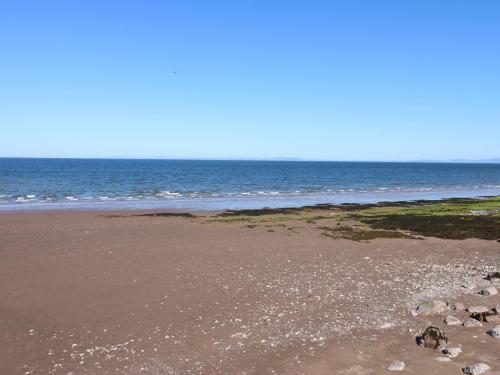 an empty beach with the ocean in the background at Georgian Town House in Whitehaven
