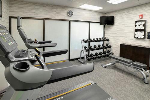 Fitness centrum a/nebo fitness zařízení v ubytování Courtyard by Marriott Kokomo
