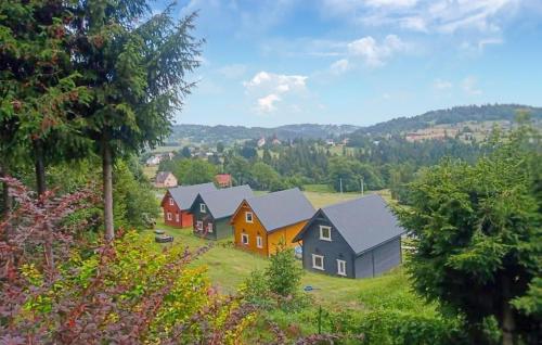 LalikiにあるAmazing Home In Lalikiの田地の山間集団