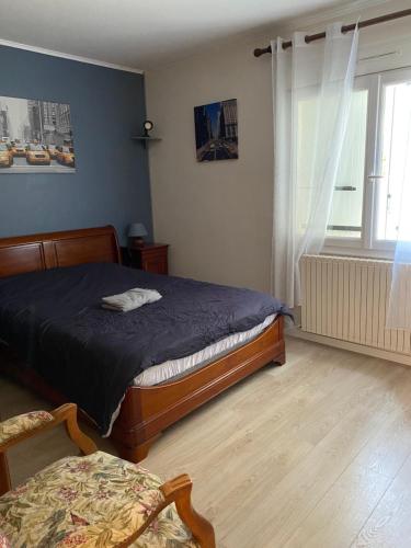 a bedroom with a bed and a window at Loue maison quartier calme in Royan