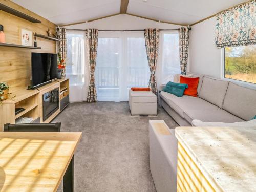 a living room with a couch and a tv at Long View Lodge in Felton