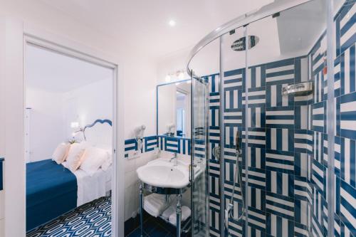 Koupelna v ubytování Diamond Ravello Suites