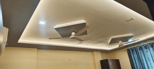 a ceiling with a ceiling fan in a room at Hotel AL Taj , Agra in Agra