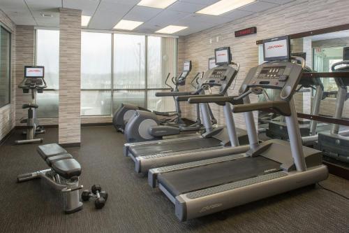 a gym with several treadmills and cardio machines at Courtyard by Marriott Nashville Goodlettsville in Goodlettsville