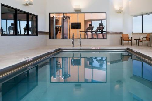 Πισίνα στο ή κοντά στο Courtyard by Marriott Minneapolis Downtown