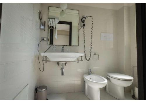ミラッツォにあるイル　ソーニョの洗面台とトイレのある白いバスルーム