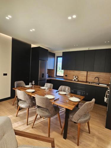 Fushë-Krujëにある3BiS Apartmentの木製のテーブルと椅子のあるダイニングルーム
