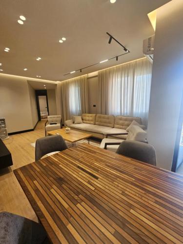 Fushë-Krujëにある3BiS Apartmentのテーブルとソファのあるリビングルーム