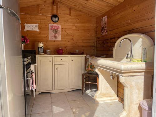 Кухня или мини-кухня в A CASA NOSCIA - BB SAN PIETRO IN BEVAGNA Charming house
