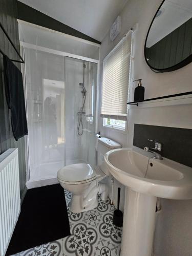 威尔汉姆Jurassic Bliss - stylish static caravan with partial sea view at Durdle Door的配有白色马桶和水槽的浴室