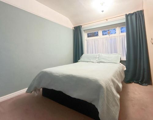 Postel nebo postele na pokoji v ubytování Easy London Access 9mins Walk to Elm Park Station & Near City Airport
