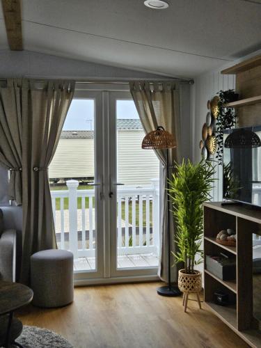 Balkoni atau teres di Jurassic Bliss - stylish static caravan with partial sea view at Durdle Door