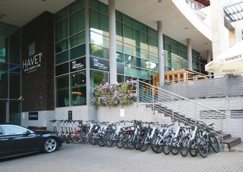 a bunch of bikes parked in front of a building at Apartamenty IRS Havet in Dźwirzyno