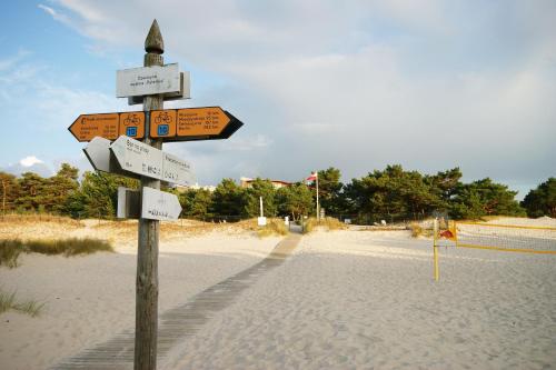 a street sign in the middle of a beach at Apartamenty IRS Havet in Dźwirzyno