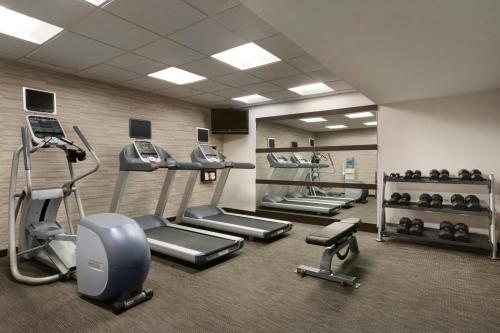Γυμναστήριο ή/και όργανα γυμναστικής στο Courtyard by Marriott Bloomington Normal