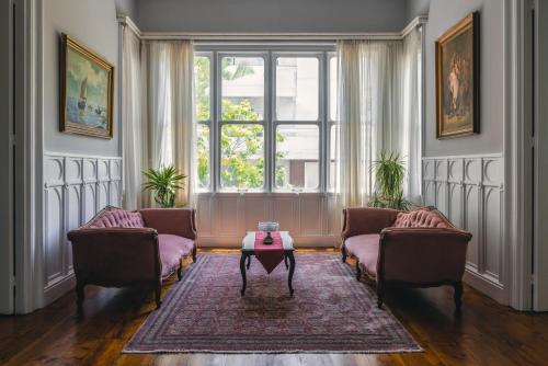 Χώρος καθιστικού στο Victoria Mansion A Luxurious Neoclassical Experience