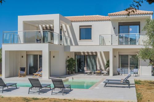 Bazén v ubytování Hariati Villas - An Elegant Escape, by Zantewize nebo v jeho okolí
