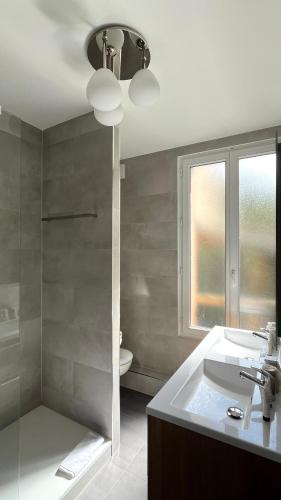 Ένα μπάνιο στο Appartement Jehan de Beauce