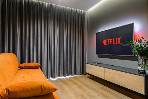 Et tv og/eller underholdning på Lumina luxury apartment with parking