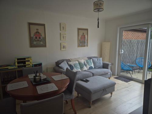 Ruang duduk di 2 bed room house available with free parking