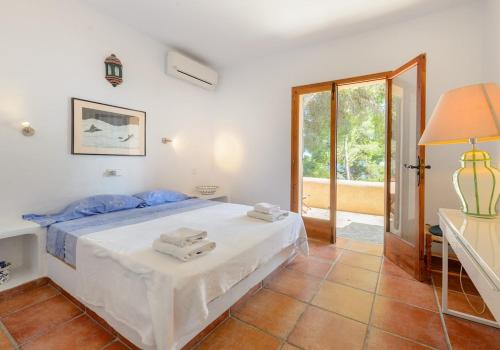 een slaapkamer met een bed met handdoeken erop bij amazing villa in Es Cubells