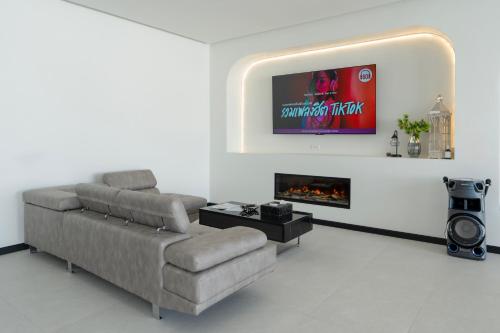 Televiisor ja/või meelelahutuskeskus majutusasutuses Skyline Resort