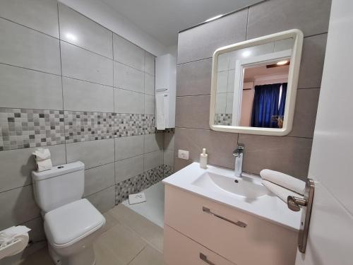 Ένα μπάνιο στο Suites Los Gigantes by Apartamentos Estrella del Norte