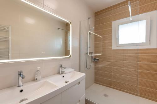 a bathroom with a sink and a shower with a mirror at Maison De Campagne in Ousse