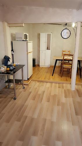 un salon vide avec une table et un réfrigérateur dans l'établissement Studio meublé, au Mans