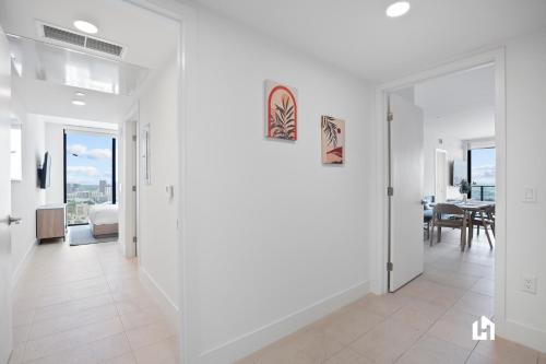 ภาพในคลังภาพของ Stylish Apartments with Partial Ocean Views in Downtown! ในไมอามี