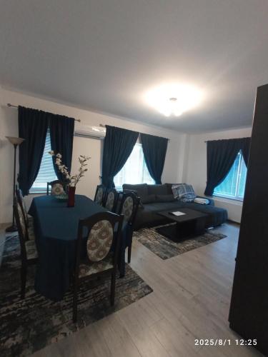 Ένα ή περισσότερα κρεβάτια σε δωμάτιο στο Apartament b&b Rădăuți