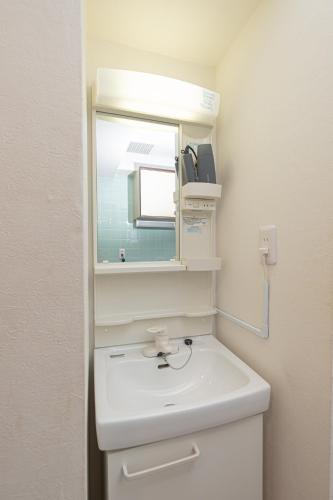 Clear Sky Guesthouse 305 Direct to Narita Airport, 8-minute walk from Kinshicho Station, within walking distance of Asakusa and Clear Sky Tower, 50 minutes to Disneyland, 1 minute to the mall
