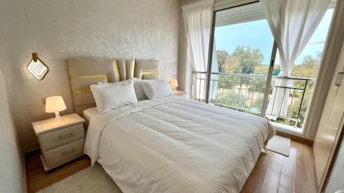 Una cama o camas en una habitación de Prestigia Hay Riad, Appartement Moderne au Style Chic