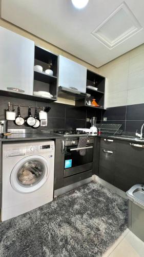 Una cocina o cocineta en Prestigia Hay Riad, Appartement Moderne au Style Chic