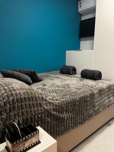 ラブラスにあるApartamento Studioのベッド1台(枕2つ付)