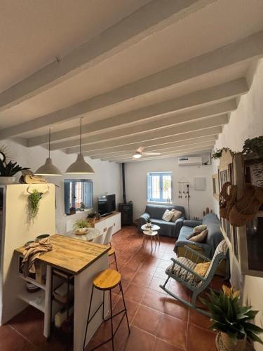 ニハルにあるLa casita Azulのソファとテーブルのあるリビングルーム