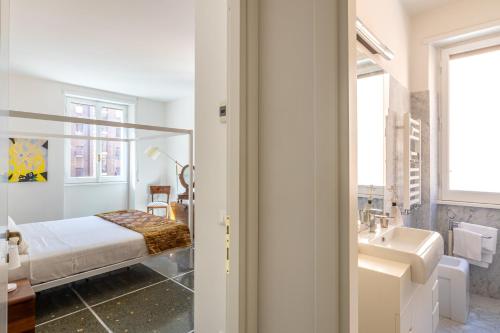 Bright and spacious flat in the hearth of Rome