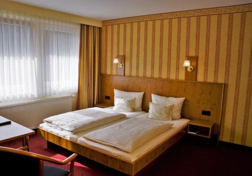 a bedroom with a large bed in a room at Romantischer Seegasthof & Hotel Altes Zollhaus in Feldberg