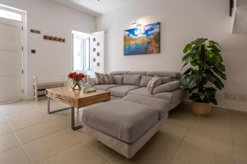Χώρος καθιστικού στο Charming Sliema Townhouse with Modern Comforts