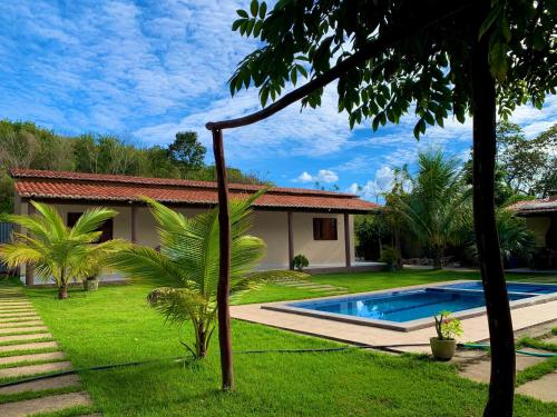 a house with a swimming pool in a yard at Sítio Jean Barros in Meruoca