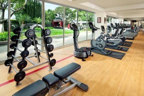 Fitness centrum a/nebo fitness zařízení v ubytování Sheraton Gateway Los Angeles Hotel