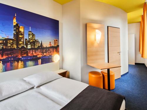 Postel nebo postele na pokoji v ubytování B&B HOTEL Frankfurt-Hbf